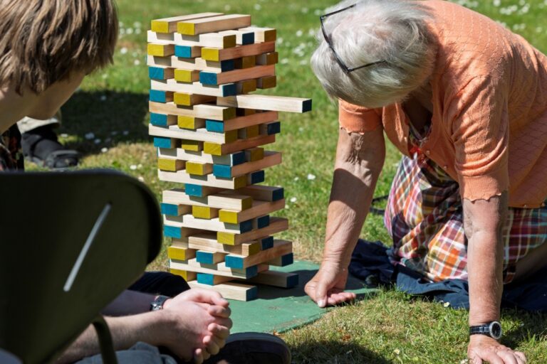 Sommerfest på Opholdsstedet Broager, hvor de unge hygger med deres familie over et spil kæmpe klodsmajor